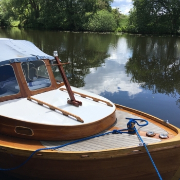 Historisches Holzboot am Steg der Werft Allermöhe