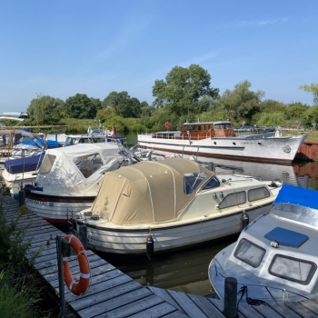 Yachten am Bootssteg der Werft Allermöhe